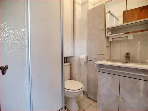 une petite salle de bain avec toilettes et lavabo dans l'établissement Location cosy aux Gets - 4 pers, 2 pièces, proche ski et centre - FR-1-671-149, aux Gets