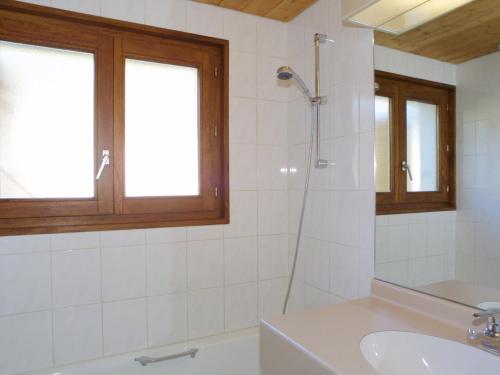 a bathroom with a shower and a sink at Appartement Les Gets, 3 pièces, 5 personnes - FR-1-671-231 in Les Gets