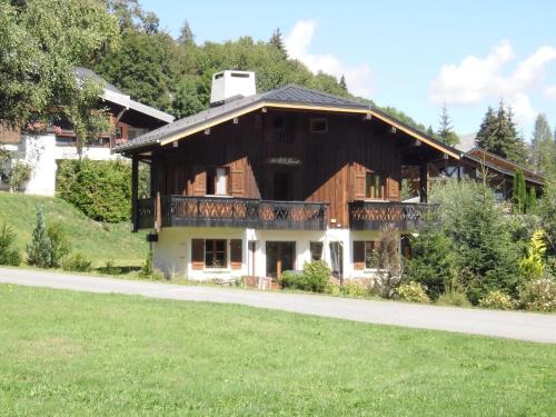 Photo de la galerie de l'établissement Chalet spacieux aux Gets - 4 chambres, 12 pers, proche centre et remontées, Wi-Fi, garage - FR-1-671-237, aux Gets