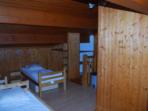เตียงในห้องที่ Chalet spacieux aux Gets - 4 chambres, 12 pers, proche centre et remontées, Wi-Fi, garage - FR-1-671-237