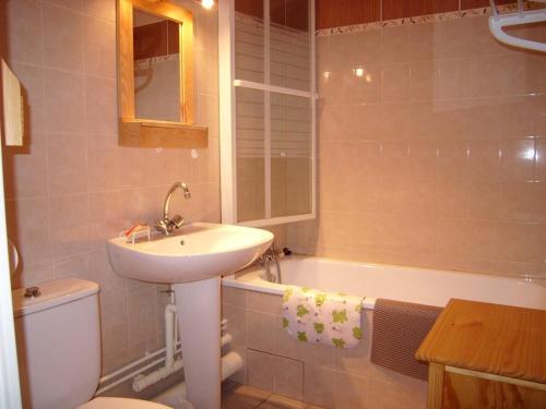 a bathroom with a sink and a toilet and a tub at Appartement cosy avec Wifi, 4 pers, 300m des pistes à Crest-Voland - FR-1-733-141 in Crest-Voland