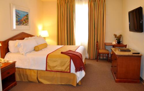 Cama o camas de una habitación en Club de Soleil All-Suite Resort