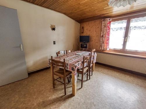 une salle à manger avec une table et des chaises et une fenêtre dans l'établissement Charmant appartement aux Gets - 5 pers, animaux admis, situé proche des pistes et des commodités - FR-1-671-94, aux Gets