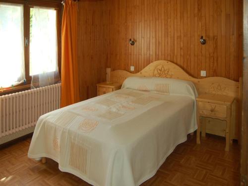 une chambre avec un lit blanc et une fenêtre dans l'établissement Appartement cosy aux Gets avec Wi-Fi et parking privé - FR-1-671-97, aux Gets