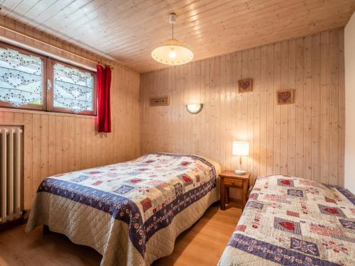 Tempat tidur dalam kamar di Appartement Les Gets, 2 pièces, 5 personnes - FR-1-671-104