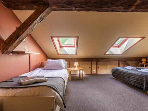 - une chambre mansardée avec 2 lits et des lucarnes dans l'établissement Spacieuse Ferme 6 Chambres aux Gets, 17 Pers, 4 SDB, Balcon, Wi-Fi, Parking Privé, Navette Hiver - FR-1-671-118, aux Gets