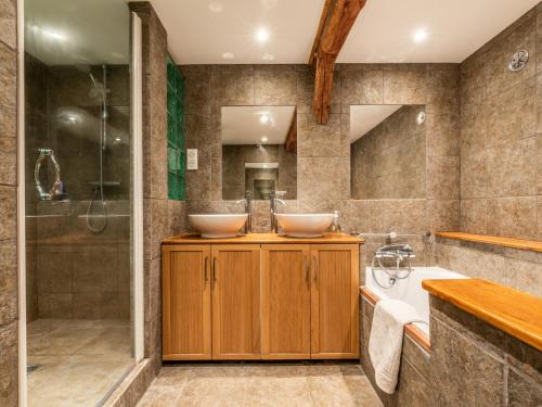 une salle de bain avec deux lavabos et une douche dans l'établissement Spacieuse Ferme 6 Chambres aux Gets, 17 Pers, 4 SDB, Balcon, Wi-Fi, Parking Privé, Navette Hiver - FR-1-671-118, aux Gets