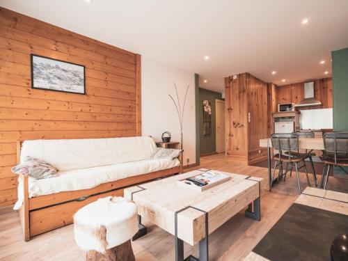 un salon avec un canapé et une table dans l'établissement Appartement au Centre des Gets - 1 Chambre, Animaux Bienvenus, Proche Télécabines et Commerces - FR-1-671-120, aux Gets