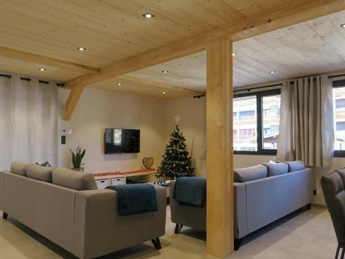 Photo de la galerie de l'établissement Chalet Luxueux aux Gets avec Jacuzzi, Proche des Pistes et du Centre, Idéal Familles et Groupes - FR-1-671-122, aux Gets