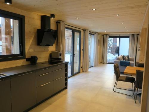 Photo de la galerie de l'établissement Chalet Luxueux aux Gets avec Jacuzzi, Proche des Pistes et du Centre, Idéal Familles et Groupes - FR-1-671-122, aux Gets