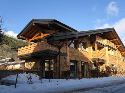 Chalet Luxueux aux Gets avec Jacuzzi, Proche des Pistes et du Centre, Idéal Familles et Groupes