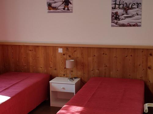 - 2 lits dans une chambre dotée de lambris dans l'établissement Appartement cosy aux Gets, proche des pistes, 4 pers, terrasse, parking privatif - FR-1-671-135, aux Gets
