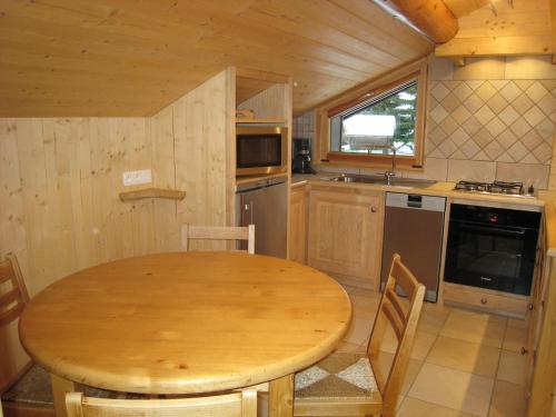 - une cuisine avec une table en bois dans une cabine dans l'établissement Charmant studio au cœur des Gets, proche des télécabines, balcon ensoleillé, parking inclus - FR-1-671-85, aux Gets