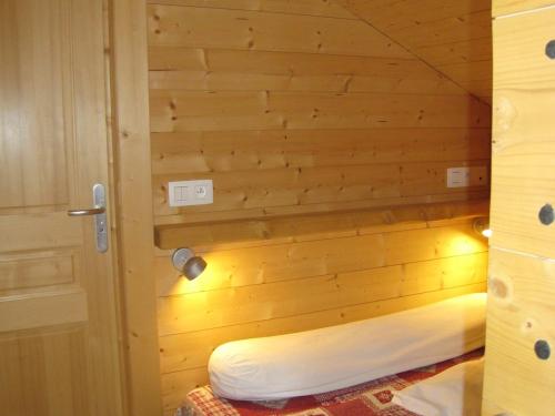 - un coin d'une pièce avec sauna dans l'établissement Charmant studio au cœur des Gets, proche des télécabines, balcon ensoleillé, parking inclus - FR-1-671-85, aux Gets