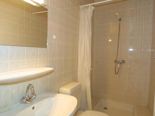 La salle de bains est pourvue d'une douche, de toilettes et d'un lavabo. dans l'établissement Appartement Les Gets, 3 pièces, 8 personnes - FR-1-671-86, aux Gets