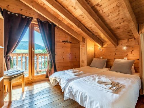 Giường trong phòng chung tại Superbe chalet 4 chambres, jacuzzi, proche télécabines et centre des Gets - FR-1-671-96