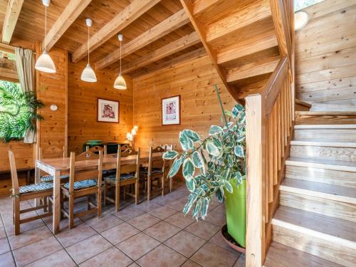 une salle à manger avec une table et des chaises dans l'établissement Superbe chalet 4 chambres, jacuzzi, proche télécabines et centre des Gets - FR-1-671-96, aux Gets