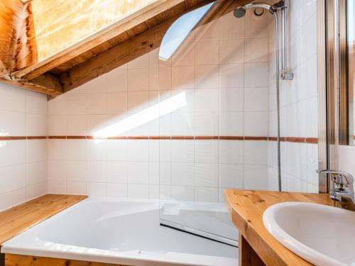 Phòng tắm tại Superbe chalet 4 chambres, jacuzzi, proche télécabines et centre des Gets - FR-1-671-96