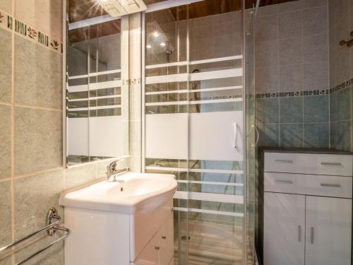 une salle de bain avec un lavabo et une douche dans l'établissement Appartement aux Gets pour 4 avec WiFi, parking et animaux admis - FR-1-671-110, aux Gets
