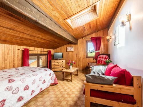 sypialnia z łóżkiem i drewnianym sufitem w obiekcie Appartement Les Gets, 2 pièces, 4 personnes - FR-1-671-110 w mieście Les Gets