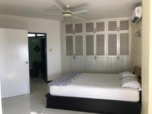 1 dormitorio con 1 cama y ventilador de techo en Apartamento en excelente ubicación, en Manta