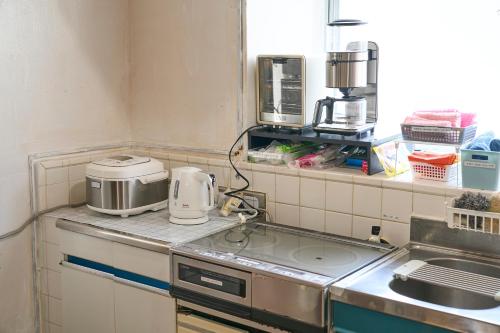 Dapur atau dapur kecil di コザを楽しむ一軒家 Kaeruhouse