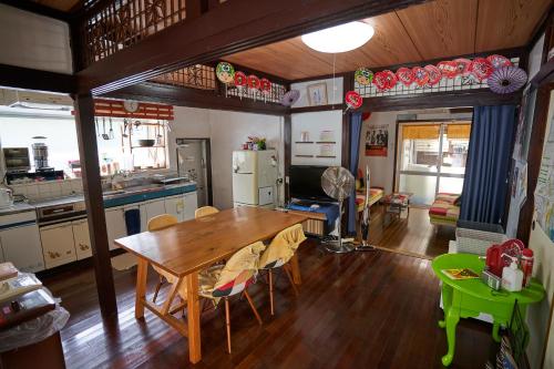 Dapur atau dapur kecil di コザを楽しむ一軒家 Kaeruhouse