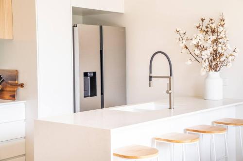 een keuken met een witte bar en een koelkast bij Discover an Idyllic Boho Style Retreat in Geelong in Geelong West