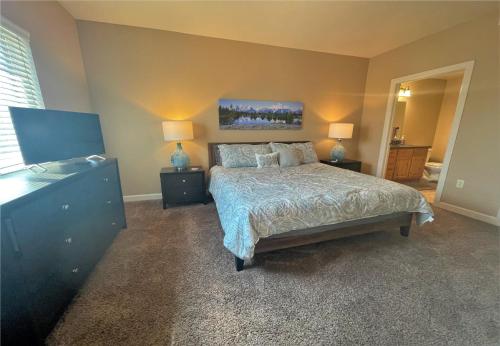 1 dormitorio con 1 cama, 2 lámparas y espejo en Deluxe Downtown Condo Close to Everything! en Salt Lake City