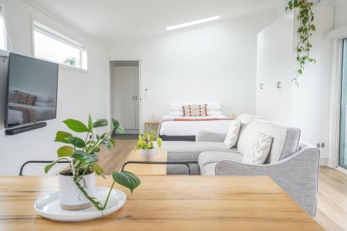 Ruang duduk di Charming Highton Hideaway between CBD and Surf Coast