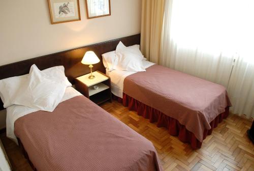 Un pat sau paturi într-o cameră la Torres de Manantiales Apart Hotel