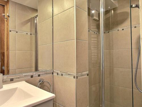 un baño con ducha y lavabo en Chalet rénové au pied des pistes avec balcon et cheminée - FR-1-455-231, en La Plagne Tarentaise