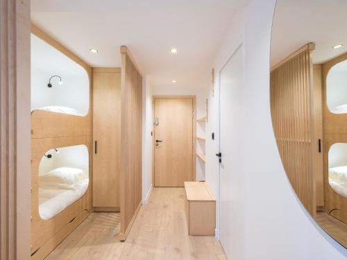 Bilik mandi di Appartement lumineux 50m² au centre de Courchevel Village, proche des pistes et commerces - FR-1-562-77