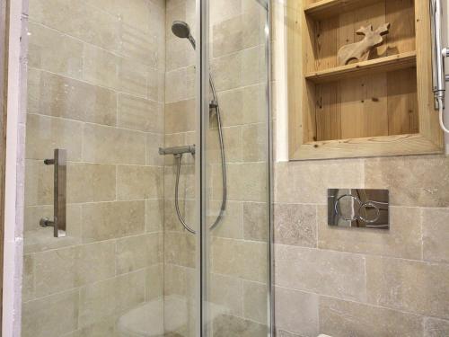 La salle de bains est pourvue d'une cabine de douche en verre. dans l'établissement Duplex moderne au pied des pistes pour 6 personnes - FR-1-455-233, à La Plagne Tarentaise