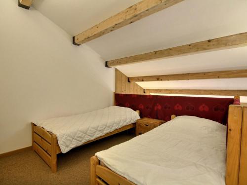 une chambre avec deux lits superposés dans une pièce dans l'établissement Duplex moderne au pied des pistes pour 6 personnes - FR-1-455-233, à La Plagne Tarentaise