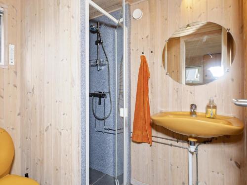 La salle de bains est pourvue d'un lavabo et d'une douche. dans l'établissement Holiday home Højslev, à Højslev
