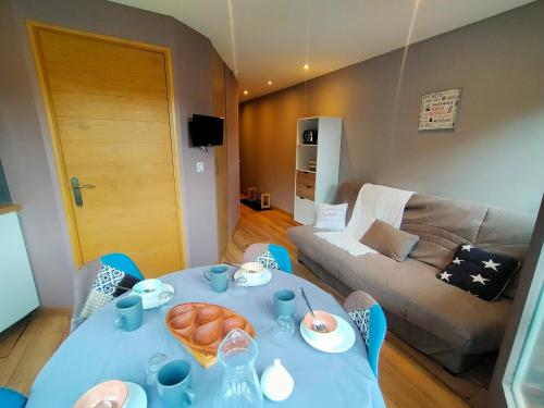 - un salon avec une table bleue et un canapé dans l'établissement Studio rénové à Avoriaz: 4 pers, avec casier à skis, au cœur du village - FR-1-633-74, à Morzine