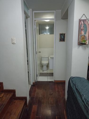 Habitación con baño con aseo y lavabo. en Departamento duplex en JLByR, en Arequipa