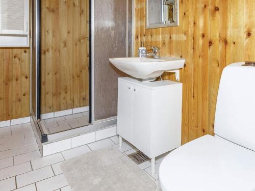 a bathroom with a sink and a toilet at Holiday home Bedsted Thy III in Bedsted Thy