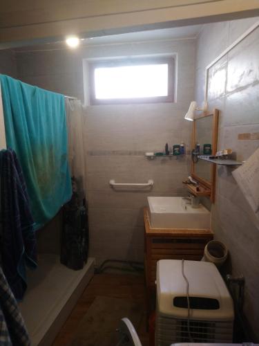 Phòng tắm tại chambre chez l'habitant ,bleue, maison ancienne