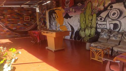 een kamer met een bank, een tafel en een muurschildering bij Huaraz Colonial in Huaraz