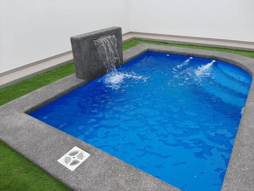 una piscina con una fuente de agua en el medio en Hotel Regata, en Iquique
