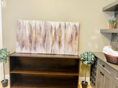 una pintura colgando de una pared en una habitación en Home sweet home en Richmond
