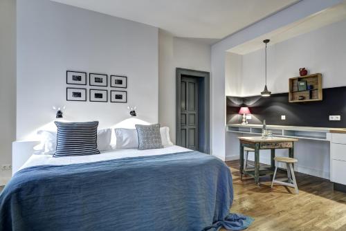 a bedroom with a large bed and a table at Gorki Apartments in Berlin