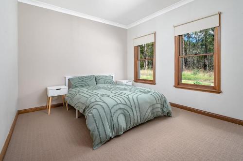 מיטה או מיטות בחדר ב-Caballo Retreat Cottage