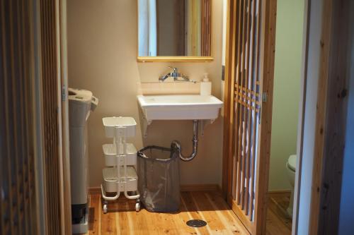 Baño pequeño con lavabo y espejo en Okatei - Vacation STAY 35463v, en Fuchisaki
