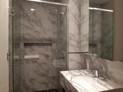 y baño con lavabo y ducha acristalada. en KLCC Platinum 2 by Hibernate en Kuala Lumpur