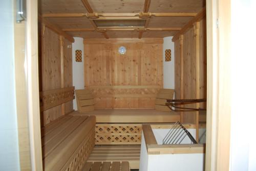 eine leere Sauna mit Holzwänden und Holzböden in der Unterkunft Hotel Heitzmann in Mittersill