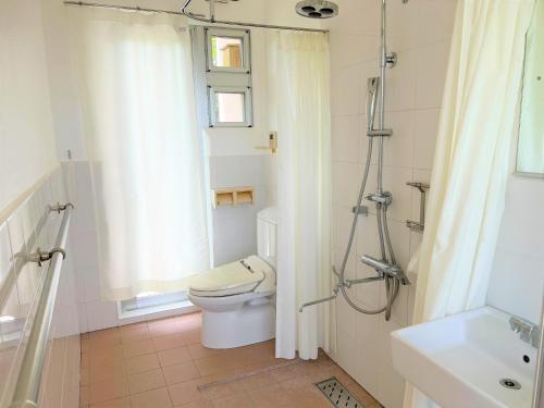uma casa de banho branca com um WC e um chuveiro em Blue cave Blue in Green - Vacation STAY 31651v em Fukai