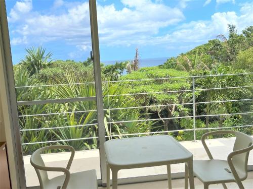 a room with a view of the ocean from a balcony at Blue cave Blue in Green - Vacation STAY 31651v in Fukai